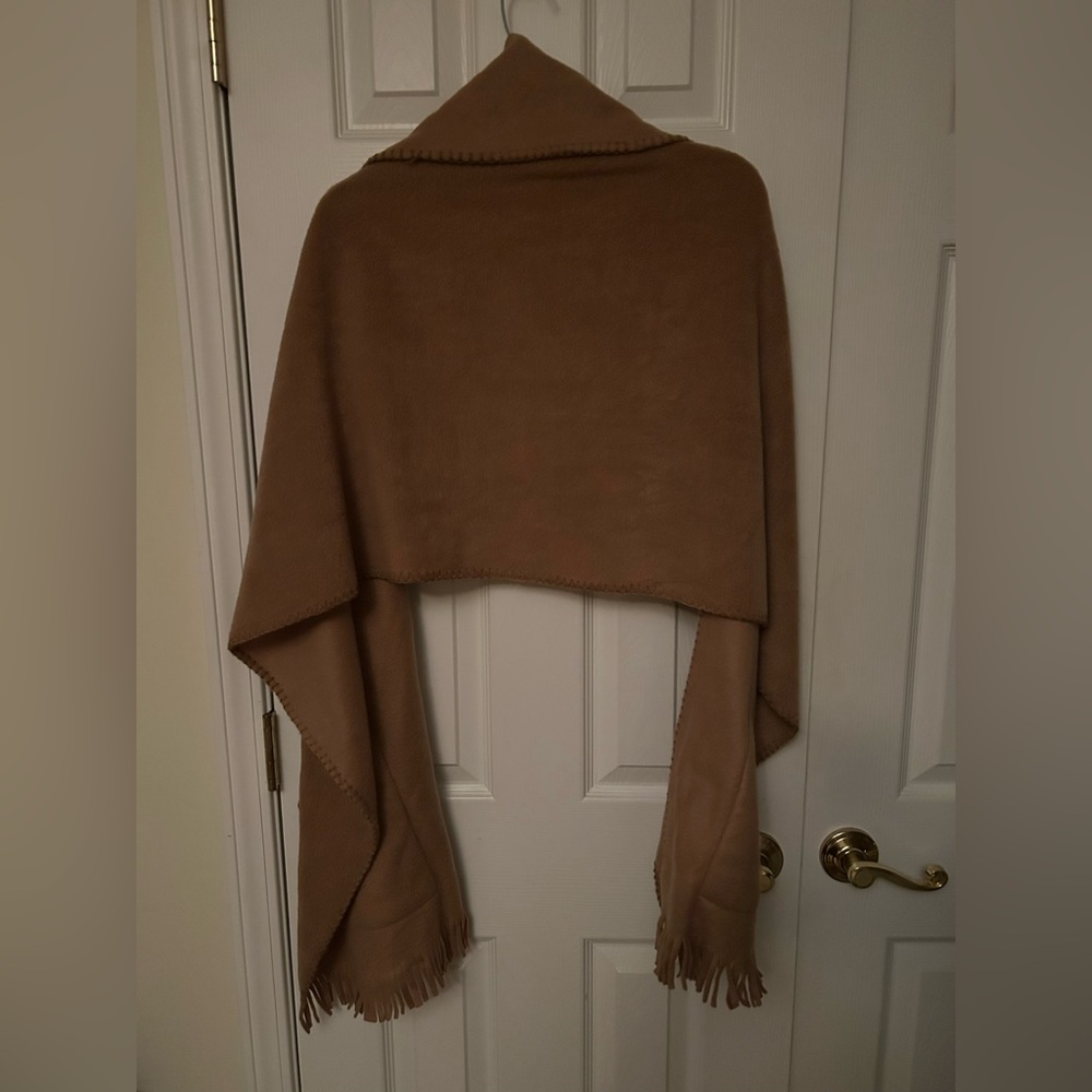 Wrap/shawl/cape w/ pockets & fringe - Picture 2 of 4